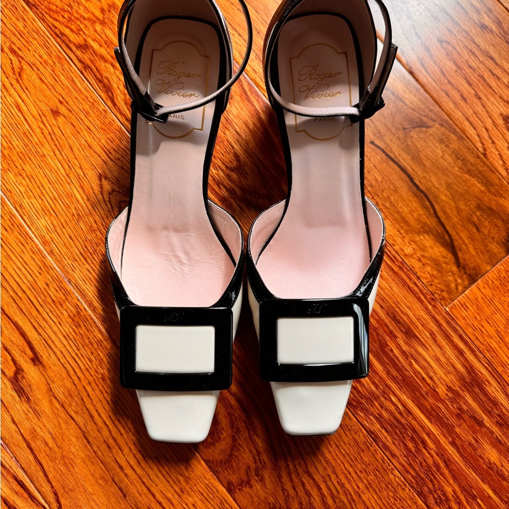 Roger Vivier Ivory/Black Women's Pumps